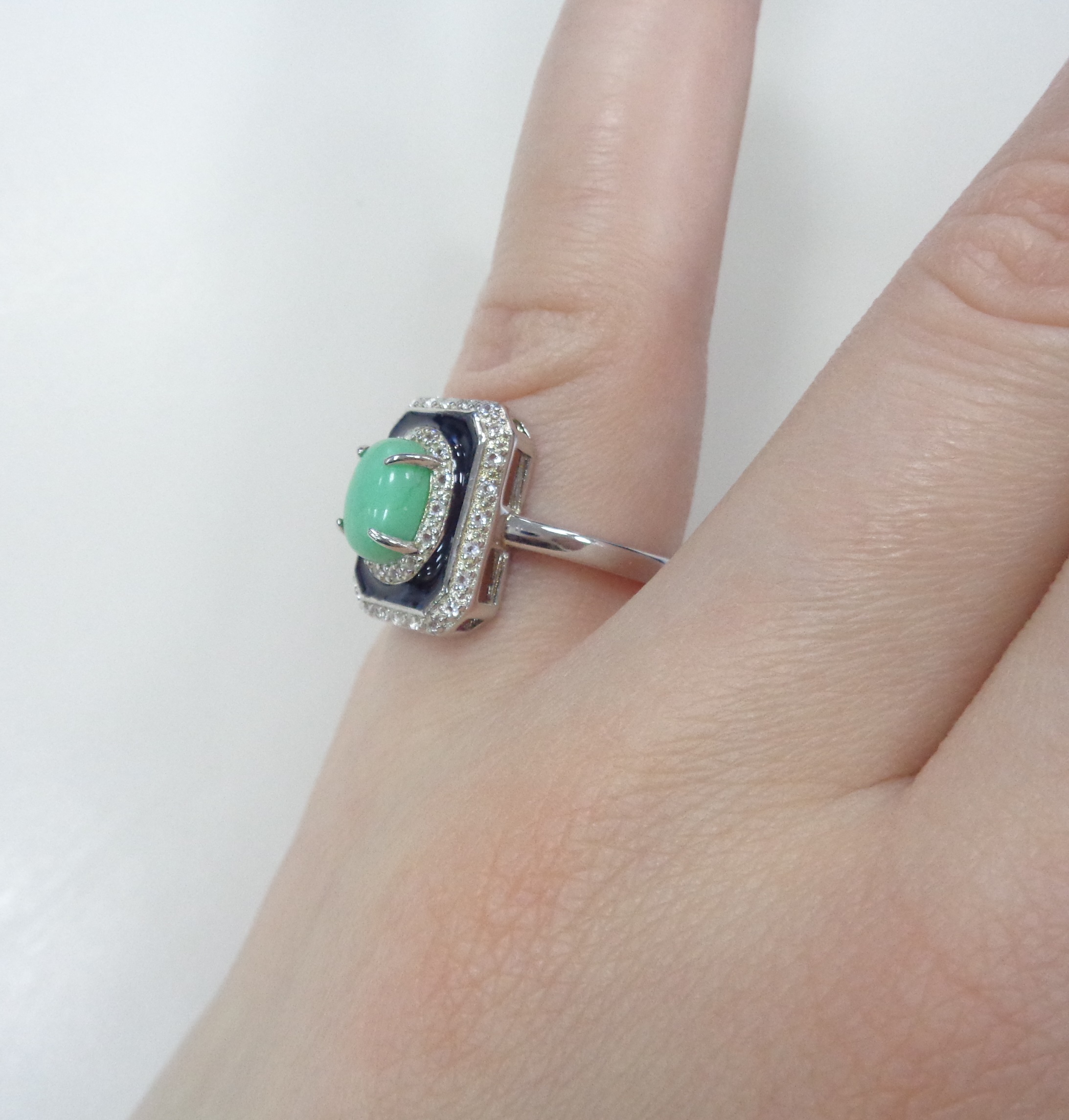 Серебряное кольцо с зеленым халцедоном